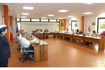 sala del consiglio comunale con consiglieri