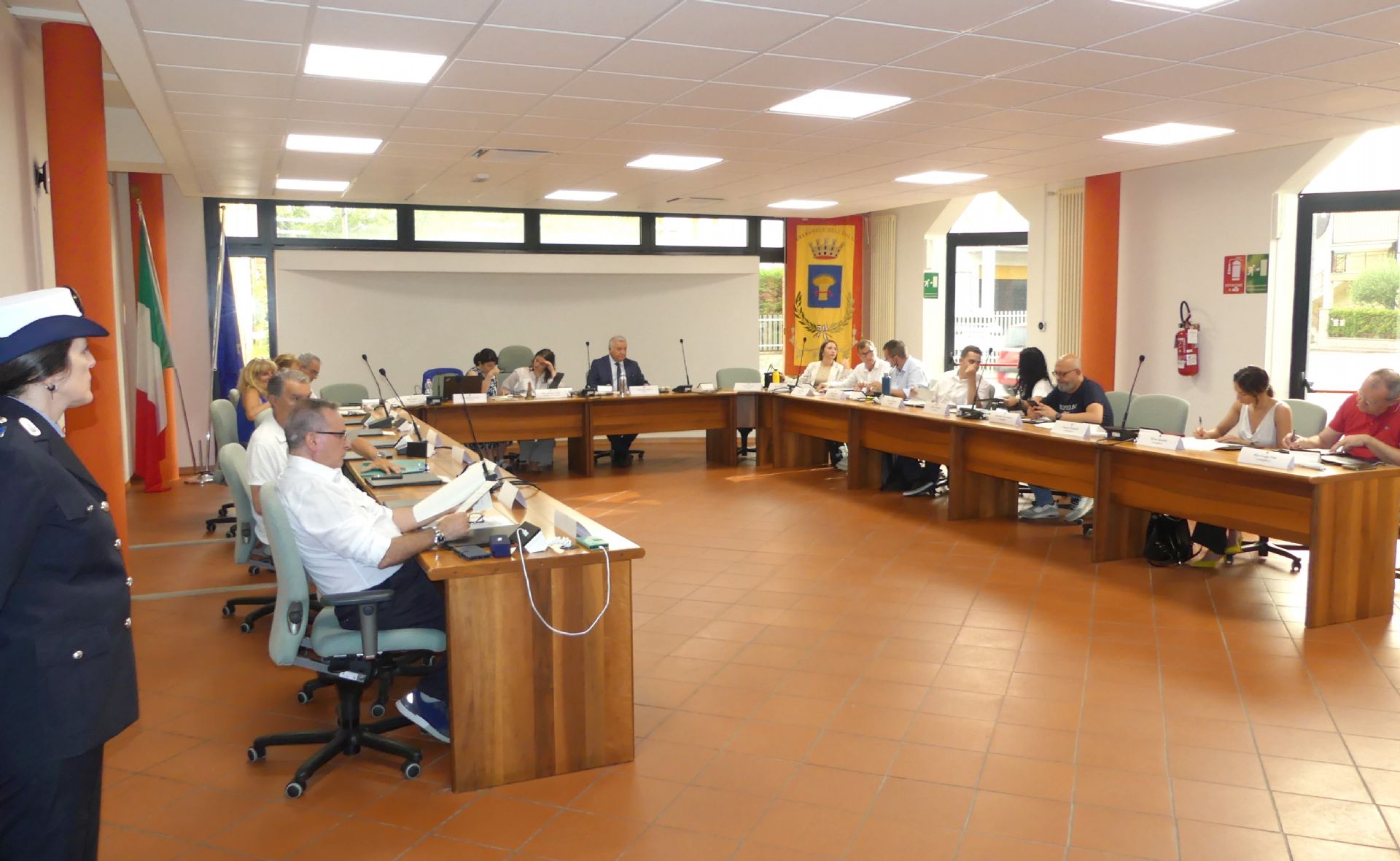sala del consiglio comunale con consiglieri