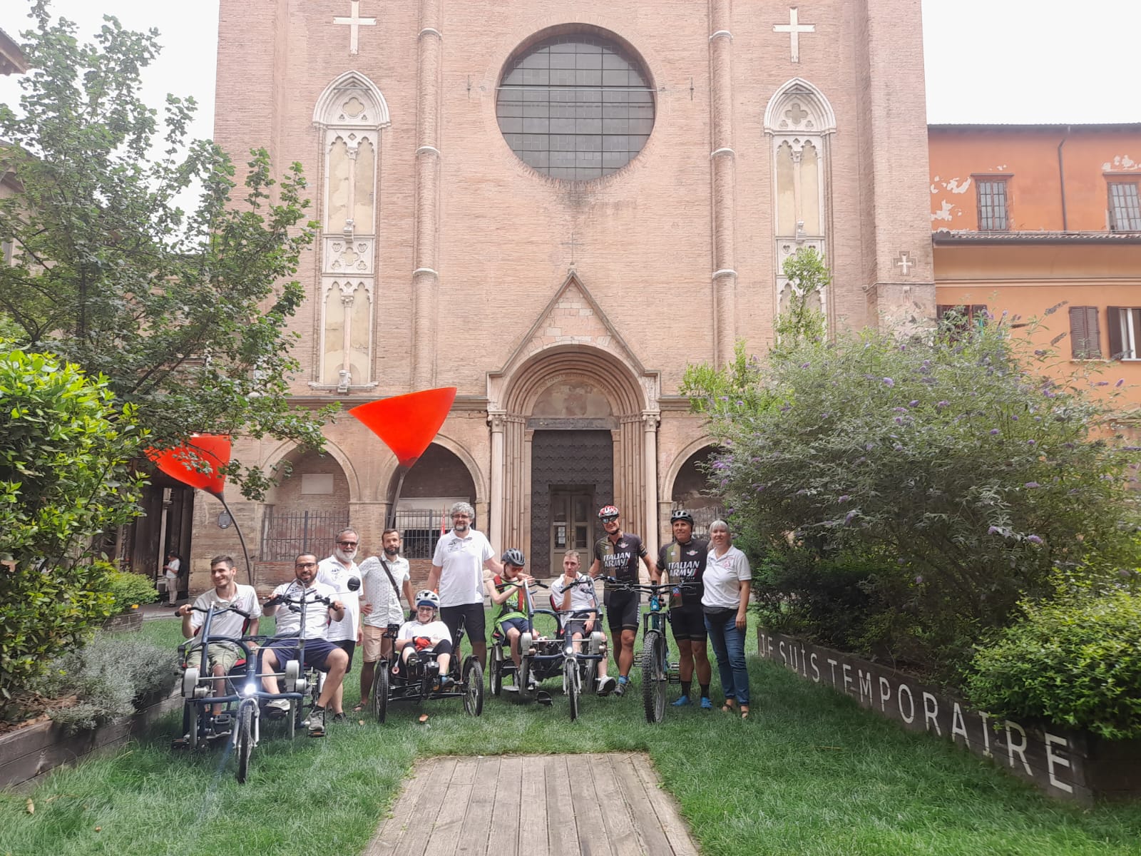i ciclisti dell'Arche alla presentazione del cicloviaggio in Città Metropolitana