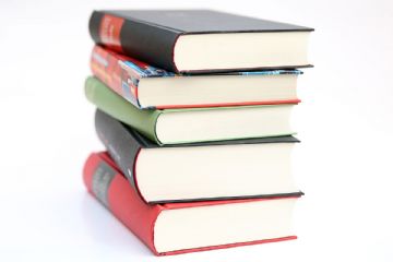 pila di libri di scuola